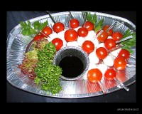 Třešňová rajčátka s mozarelou a balsamicem.
